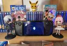 Das Steam Deck auf einem Regal neben kleinen Figuren und der Manga-Reihe "One Piece" im Hintergrund
